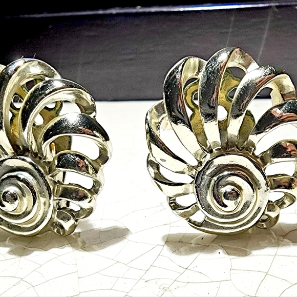 Vintage Lisner spiral swirl fan floral motif Clip On earrings - Picture 5 of 5